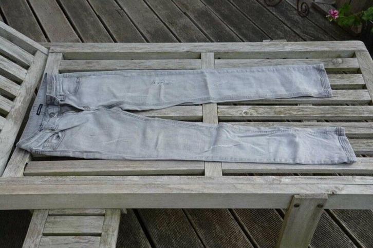 Jeans maat 36 2 stuks 1 vervaagd grijs en 1 biker bordeaux, Kleding | Dames, Spijkerbroeken en Jeans, Gedragen, W28 - W29 (confectie 36)