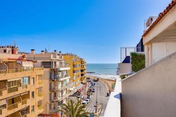 Penthouse met zijdelings zeezicht in Torrevieja. beschikbaar voor biedingen