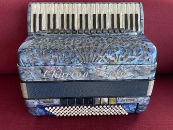 Italiaanse Charron Frères accordeon . 5 korig . Cassotto .  disponible aux enchères