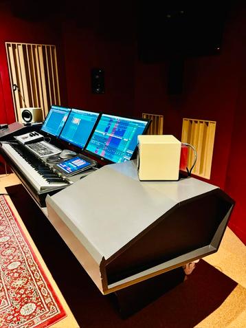 Pro Studio Desk beschikbaar voor biedingen