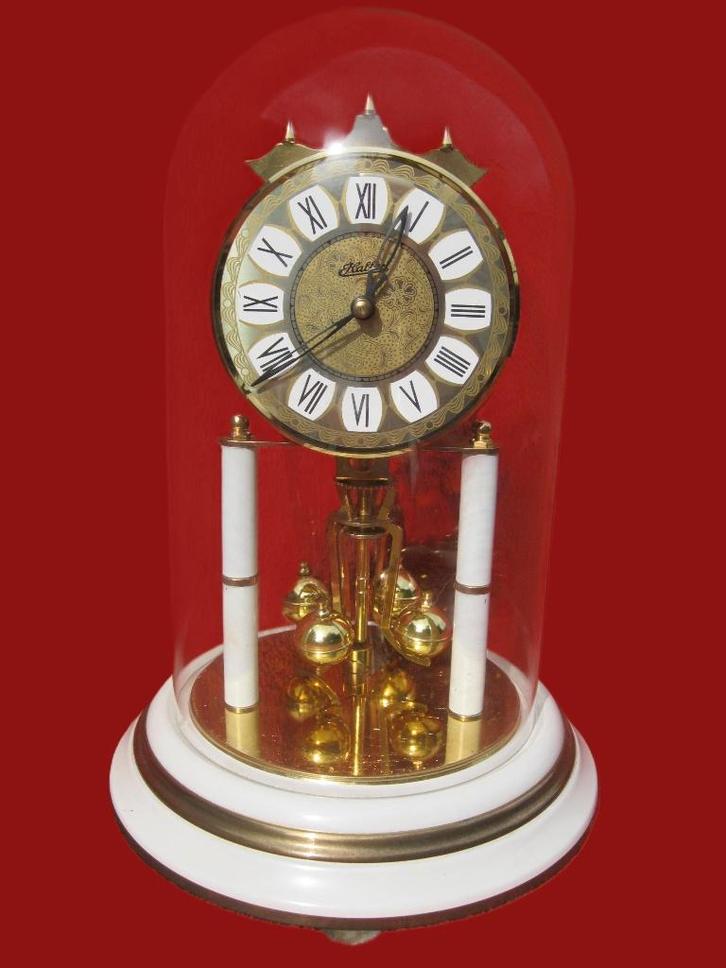 Witte kogelslinger klok pendule onder stolp 400jrs 30cm, Antiquités & Art, Antiquités | Horloges, Enlèvement