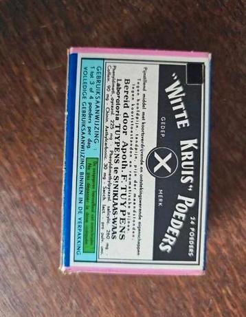 Verzamelobject 1950: Witte kruis poeders (leeg). beschikbaar voor biedingen