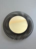 Ronde spiegel met metalen spiraal, Minder dan 50 cm, Rond, Ophalen of Verzenden, Zo goed als nieuw
