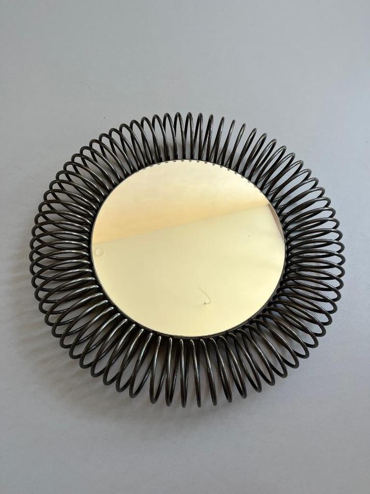Ronde spiegel met metalen spiraal, Huis en Inrichting, Woonaccessoires | Spiegels, Zo goed als nieuw, Minder dan 50 cm, Minder dan 100 cm