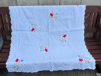 Wit tafelkleedje met geborduurde bloemen., Ophalen of Verzenden, Gebruikt, Vierkant, Binnen