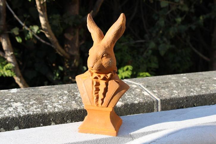 Buste van een konijn in een roestig gietijzeren pak., Tuin en Terras, Tuinwanddecoratie, Nieuw, Ophalen of Verzenden