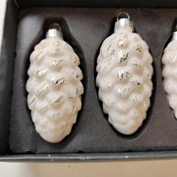 6 dennenappels voor Kerstmis beschikbaar voor biedingen