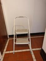 Witte trapladder met 2 treden, Doe-het-zelf en Bouw, Ladders en Trappen, Ophalen, Gebruikt, Ladder, Opvouwbaar of Inschuifbaar
