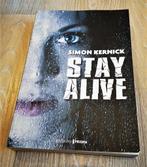 Roman (thriller) Stay Alive de Simon Kernick, Ophalen of Verzenden, Zo goed als nieuw