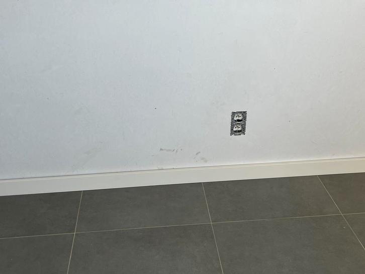 Plinten Vochtwerende mdf Plint wit Ral 9010 Gegrond, Doe-het-zelf en Bouw, Plinten en Afwerking, Zo goed als nieuw, Plinten, MDF