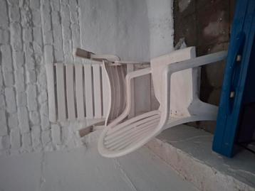 Drie tuintafel en acht stoelen beschikbaar voor biedingen