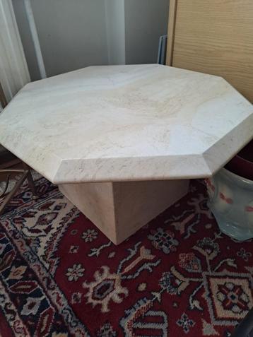 Superbe petite table en albâtre beschikbaar voor biedingen