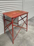 Oude, verweerde ijzeren werktafel (mancave), Ophalen