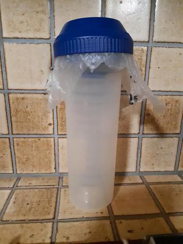 Shaker 700ml tupperware. Neuf  disponible aux enchères