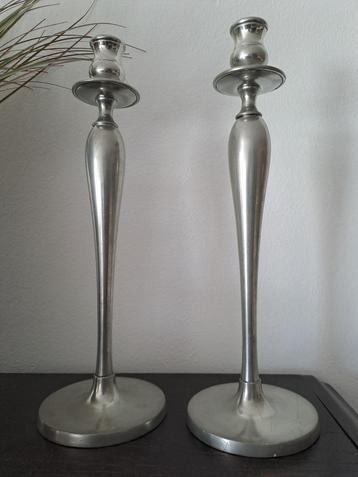 Kandelaars in tin beschikbaar voor biedingen