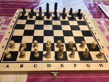 Schaakspel houten vouwbord en houten schaakstukken.