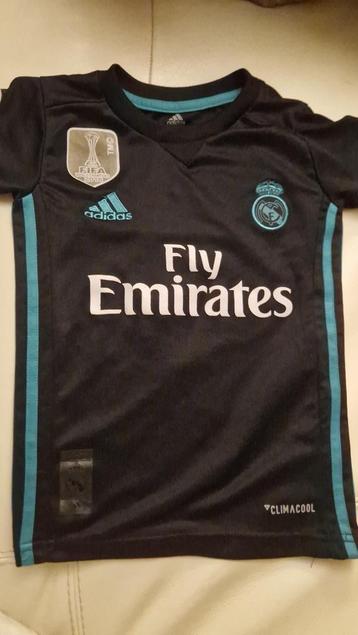 Een zwarte voetbaloutfit van Adidas beschikbaar voor biedingen