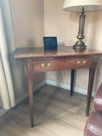 Laque Engelse tafel beschikbaar voor biedingen