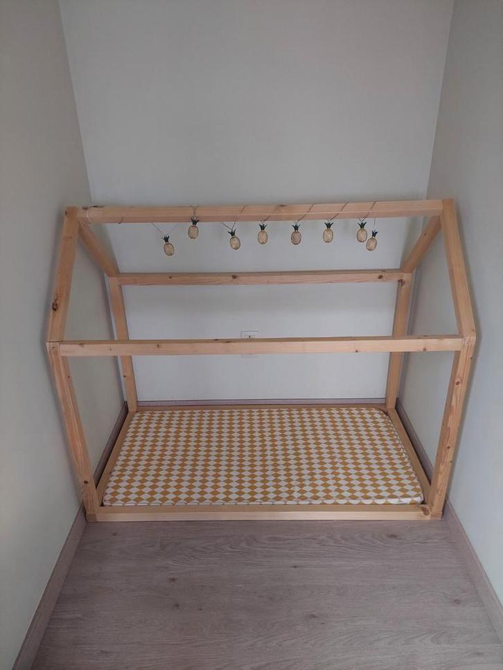 Houten speelhuisje + matrasje + lichtslinger + stoffen dakje, Kinderen en Baby's, Kinderkamer | Overige Meubels, Zo goed als nieuw