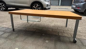 Woonkamertafel van hout en metaal beschikbaar voor biedingen