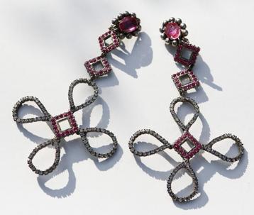 Mooie couture oorbellen met clip beschikbaar voor biedingen