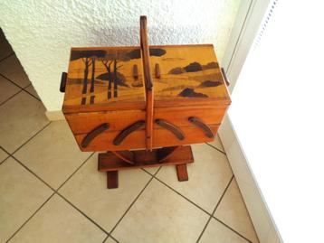 Boîte à couture - ancienne boîte en bois sur pied. beschikbaar voor biedingen