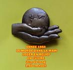 1950- IN KOPER DE WERELD IN HET LICHT, HAND IN RELIËF, Verzamelen, Speldjes, Pins en Buttons, Ophalen of Verzenden