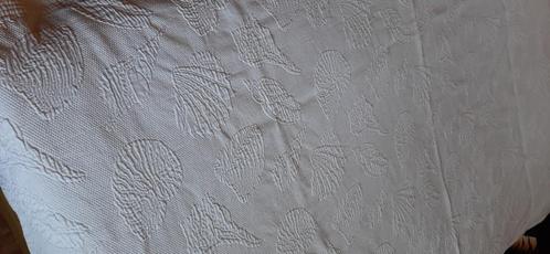 Jeté ou couvre lit 2.15m x 1.45m blanc gipse, Huis en Inrichting, Slaapkamer | Beddengoed, Zo goed als nieuw, Overige typen, Wit