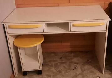 bureau voor tiener, in goede staat  beschikbaar voor biedingen