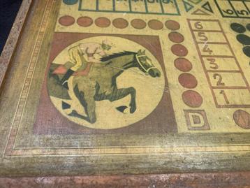 Antiek spelbord beschikbaar voor biedingen