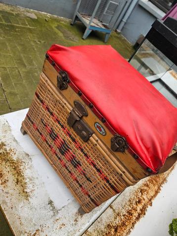 Rieten vismand (vintage) beschikbaar voor biedingen