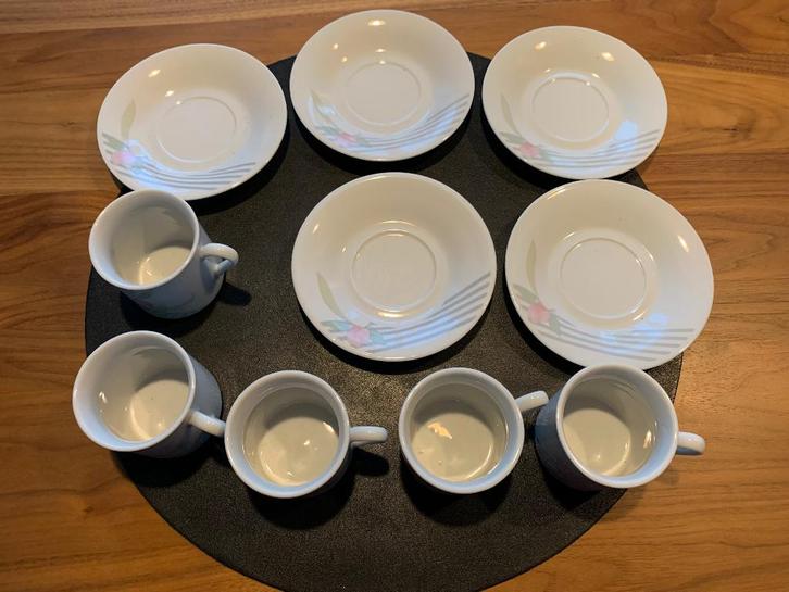 Nieuw 5 kopjes tassen met schoteltje Porcelein, Huis en Inrichting, Keuken | Servies, Nieuw, Kop(pen) en/of Schotel(s), Overige stijlen