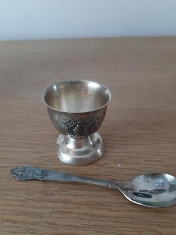 Coquetier ancien en argent avec cuillère assortie