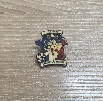 PIN - COUP DU MONDE 1998 - FRANCE - FOOTBALL - VOETBAL beschikbaar voor biedingen
