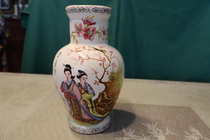 Oud Japans kraagvaasje met decoratie van Ghijsha’s, Antiek en Kunst, Antiek | Vazen, Ophalen of Verzenden