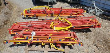 Complete spuitboom met 3-voudige revolverdoppen beschikbaar voor biedingen