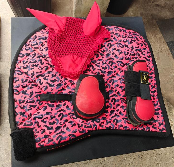 3 zadeldek sets met getten en oornetje, Dieren en Toebehoren, Paarden en Pony's | Dekens en Dekjes, Zo goed als nieuw, Dekje, Ophalen