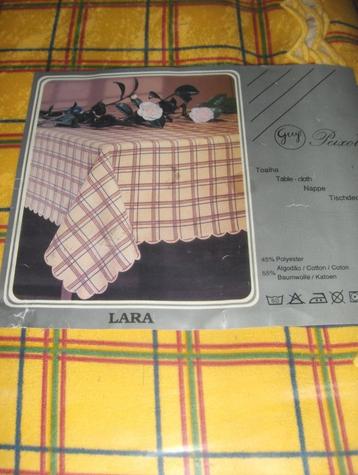 Nappe en vert en jaune ou en bordeau. beschikbaar voor biedingen