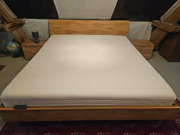 Bed met lattenbodem, matras plus 2 nachtkastjes  beschikbaar voor biedingen