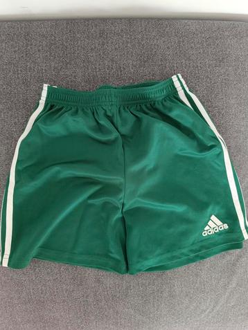 Adidas short beschikbaar voor biedingen