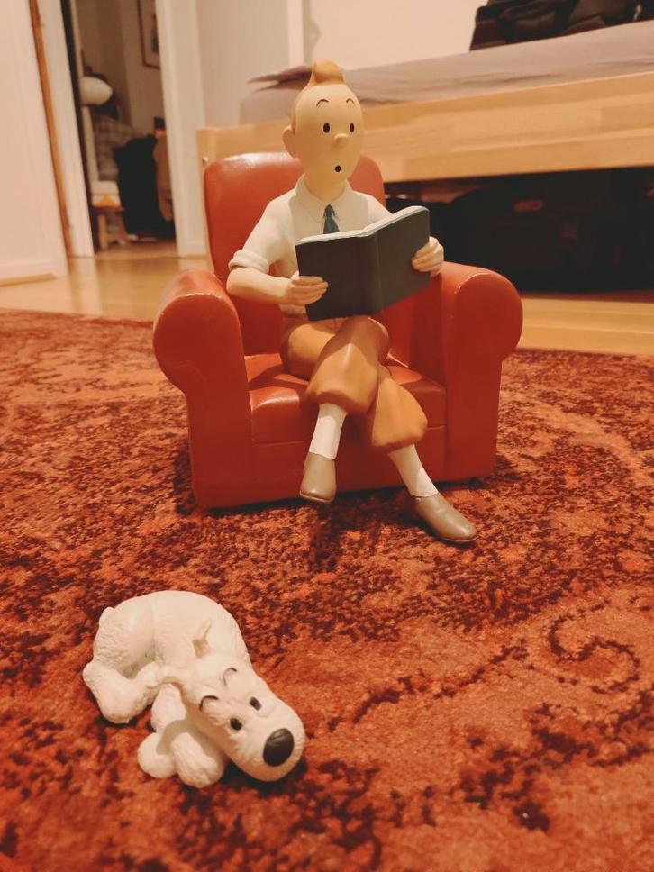 Kuifje in rode sofa met boek en Bobbie – Pixi Editions, Verzamelen, Stripfiguren, Gebruikt, Beeldje of Figuurtje, Kuifje, Ophalen