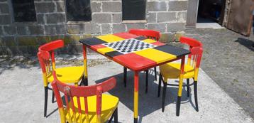 Tafel en 4 stoelen  beschikbaar voor biedingen