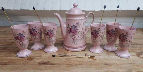 Roze koffiepot & 6 hoge bekers met bloemen, Maison & Meubles, Cuisine | Vaisselle, Comme neuf, Autres types, Autres styles, Enlèvement ou Envoi