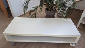 Grande table basse sur roulettes beschikbaar voor biedingen