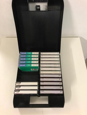 30 cassettes musicales dans 2 étuis