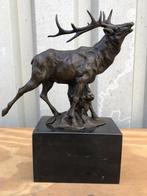 Une statue/sculpture en bronze d'un cerf, Enlèvement ou Envoi