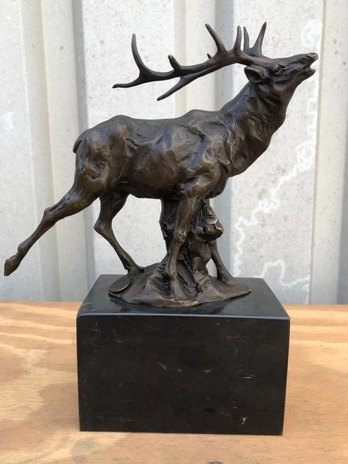 Une statue/sculpture en bronze d'un cerf, Antiquités & Art, Curiosités & Brocante, Enlèvement ou Envoi