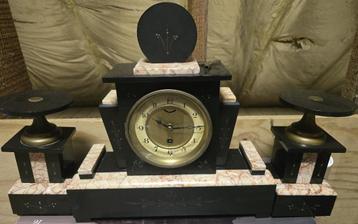 Antieke schouwgarnituur in marmer en koper beschikbaar voor biedingen