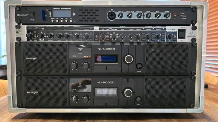 2X VERSTERKER NX6000D + CROSSOVER + MEDIAPLAYER + FLIGHTCASE, Muziek en Instrumenten, Versterkers | Keyboard, Monitor en PA, Zo goed als nieuw