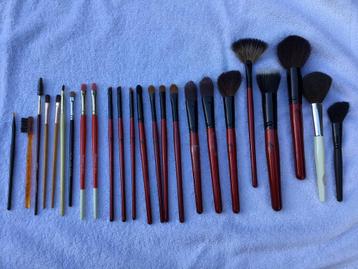 Professionele make-up borstels beschikbaar voor biedingen